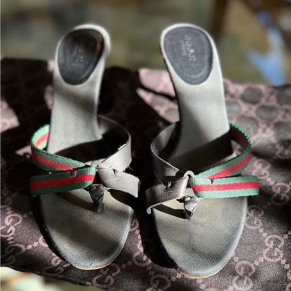Vintage Gucci Women's Red & Green Ribbon & Leather Strap Kitten Heels | Size 6 - Picture 4 of 12
